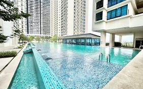 A 1-4 Pax Cozy Studio Tv Box Pool 100Mps Wifi 3 Bed Trefoil Setia Alam
