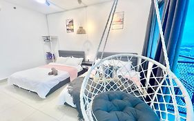 A 1-4 Pax Cozy Studio Tv Box Pool 100Mps Wifi 3 Bed Trefoil Setia Alam